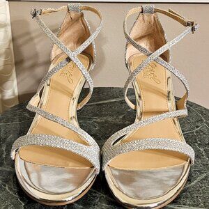 NIB Womens Jewel by Badgley Mischka Silver Metallic Strappy Sandals Size 7